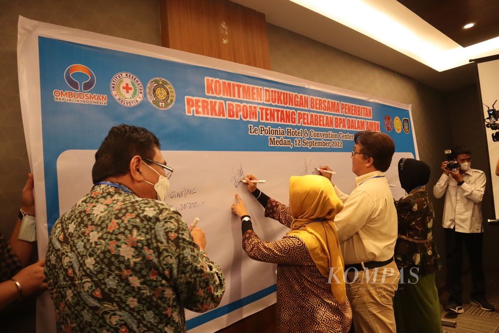 Para akademisi di Medan membubuhkan tanda tangan untuk mendukung pelebelan bisphenol A pada air minum dalam kemasan, Senin, (12/9/2022).