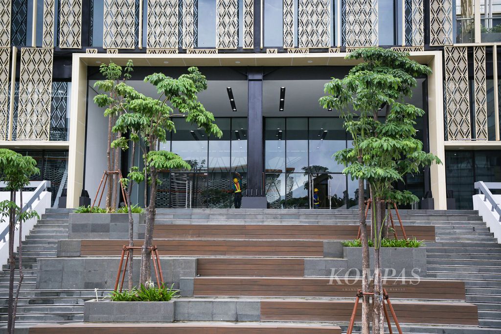  Pekerja membersihkan kaca di akses utama proyek renovasi Gedung Sarinah, Jakarta Pusat, Minggu (16/1/2022). Gedung Sarinah yang hampir rampung direnovasi ini merupakan pusat perbelanjaan pertama di Indonesia yang diresmikan oleh Presiden pertama Soekarno pada tahun 1966.