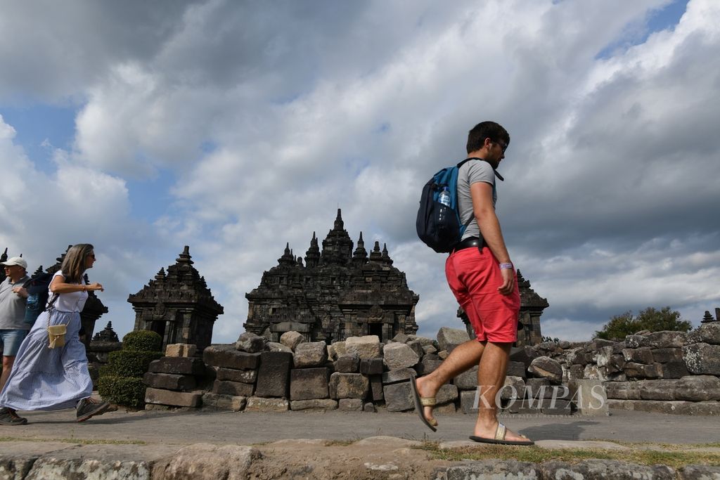 Wisatawan mancanegara berada di kompleks Candi Plaosan, Kecamatan Prambanan, Klaten, Jawa Tengah, Rabu (31/7/2024). Candi Plaosan merupakan salah satu cagar budaya yang masuk dalam program penataan dan revitalisasi museum dan cagar budaya oleh Badan Layanan Umum Museum dan Cagar Budaya yang dimulai pada tahun ini