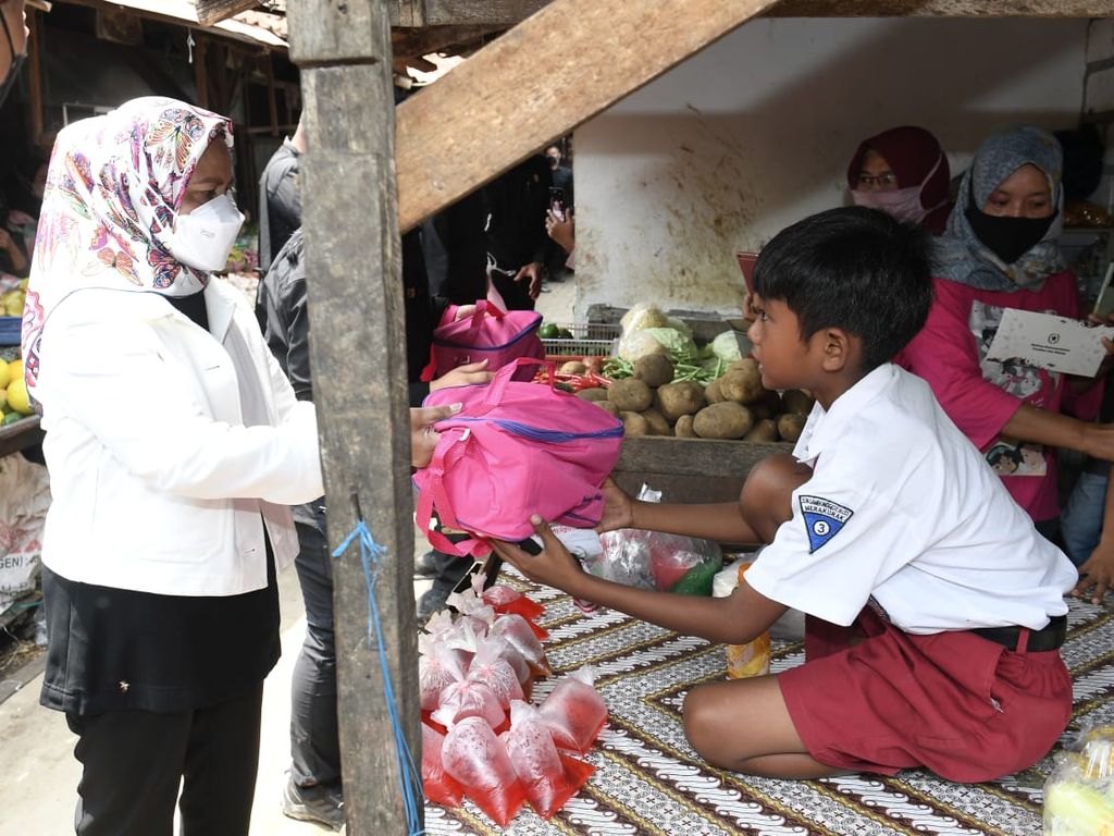 Presiden Joko Widodo bersama Nyonya Iriana mengunjungi Pasar Sambonggede, Kabupaten Tuban, Jawa Timur, Kamis (6/4/2023). Selain mengecek harga komoditas pangan, Presiden dan Nyonya Iriana juga memberi bantuan sembako dan bantuan tunai.