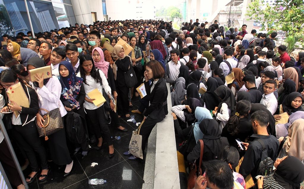 Sekitar 4.000 pencari kerja memenuhi gedung Smesco, Convention Hall, Jakarta, Rabu (13/11/2019). 