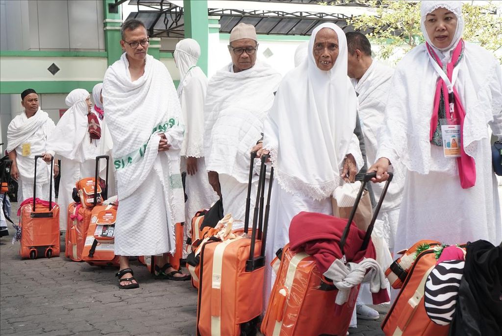 Para jemaah haji dari Daerah Istimewa Yogyakarta mengantre memasuki ruang pemberangkatan di Gedung Muzdalifah, Asrama Haji Donohudan, Boyolali, Jawa Tengah, Senin (5/8/2019). 