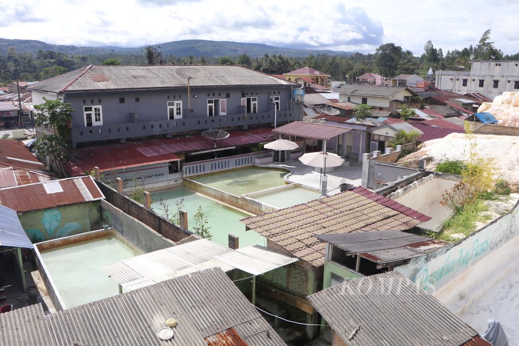 Kolam permandian air panas tampak di Kecamatan Sipoholon, Kabupaten Tapanuli Utara, Sumatera Utara, Kamis (6/10/2022). Pascagempa berkekuatan M 5,8 yang mengguncang Tapanuli Utara, sejumlah mata air panas mati dan memunculkan mata air baru.