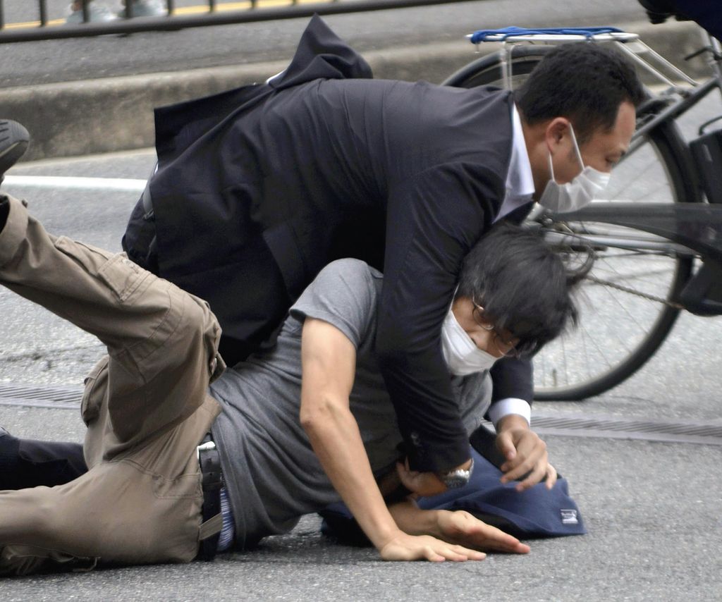 Tetsuya Yamagami (bawah) ditangkap aparat di dekat lokasi penembakan mantan Perdana Menteri Jepang Shinzo Abe di Nara, Jepang barat, Jumat (8/7/2022). 