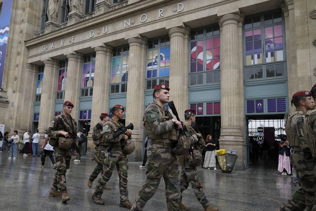 Tentara berpatroli di luar stasiun kereta Gare du Nord, Jumat (26/7/2024). 