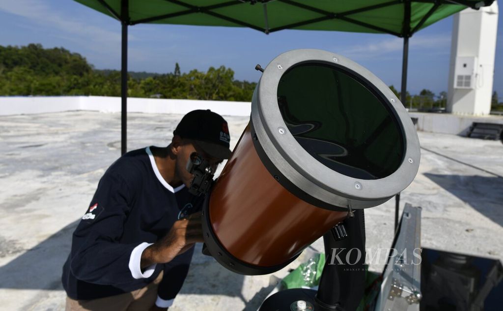 A researcher and engineer from the National Research and Innovation Agency (BRIN) prepares equipment to be used for observing a total solar eclipse at the Earth Station Facility Building, Biak Numfor, Papua, Wednesday (19/4/2023).