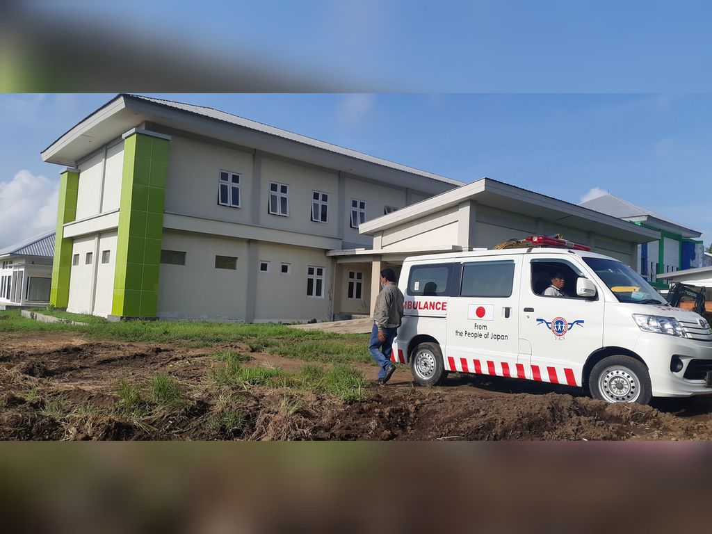 Kondisi Rumah Sakit Adonara di Pulau Adonara, Kabupaten Flores Timur, Nusa Tenggara Timur pada Jumat (4/11/2022). Satu-satunya rumah sakit di pulau itu belum bisa beroperasi karena tidak memiliki alat kesehatan.