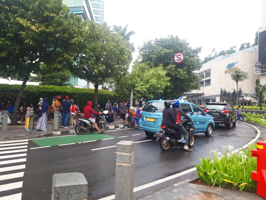 Kendaraan berlalu lalang di area Bundaran Hotel Sudirman di Jalan MH Thamrin, Jakarta Pusat, Minggu (25/12/2022).