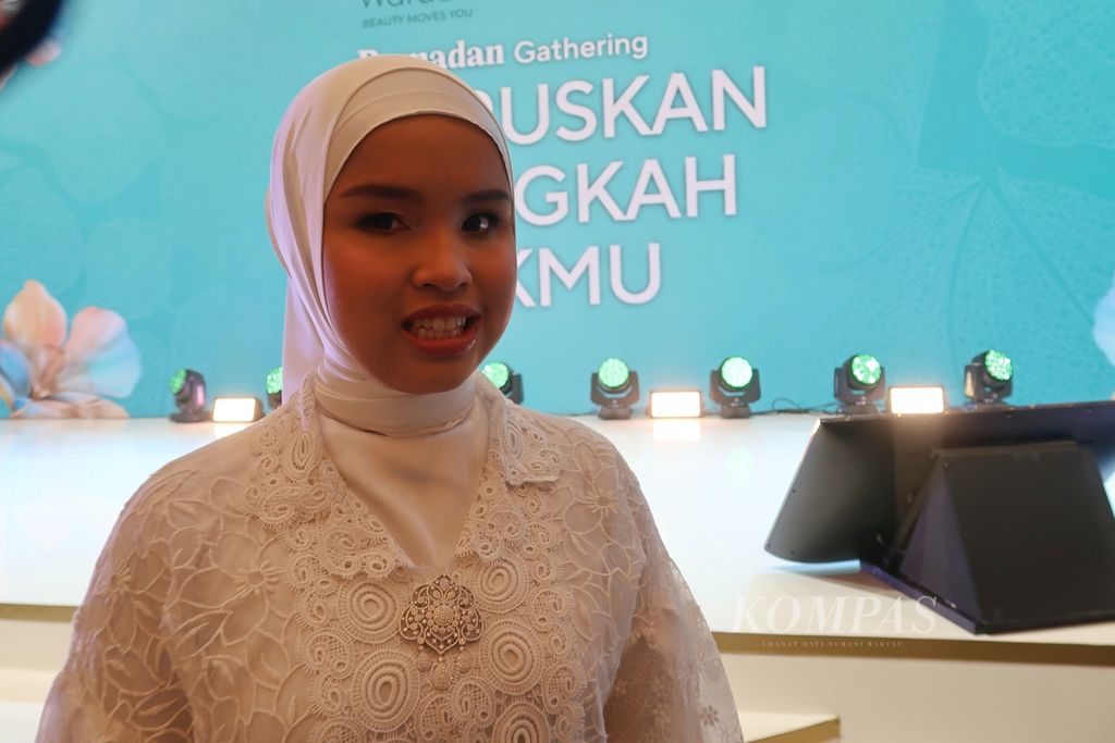 Penyanyi Putri Ariani berbicara kepada media setelah tampil pada acara Wardah Ramadhan Gathering: Teruskan Langkah Baikmu, Kamis (21/3/2024), di Jakarta.
