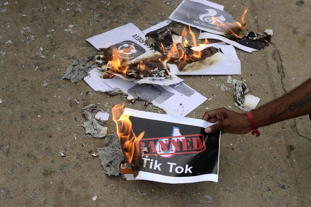 Unjuk rasa menolak Tiktok di Hyderabad, India, pada Juni 2020.