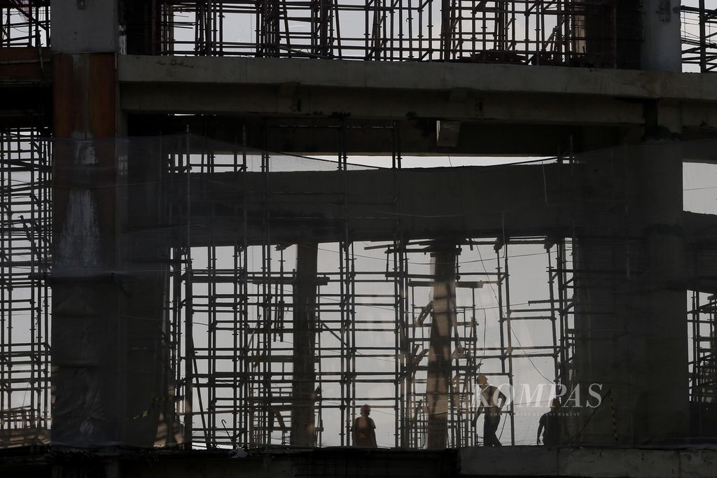 Pekerja menyelesaikan pembangunan kontruksi gedung olah raga di kawasan Senayan, Jakarta, Jumat (19/8/2022). Data Badan Pusat Statistik terbaru menunjukkan bahwa ekonomi Indonesia tumbuh sebesar 5,44 persen pada triwulan II-2022 secara tahunan. Laju pertumbuhan ini hampir mendekati pertumbuhan ekonomi satu dekade silam dengan rata-rata pertumbuhan 5,5-6 persen per tahun. 