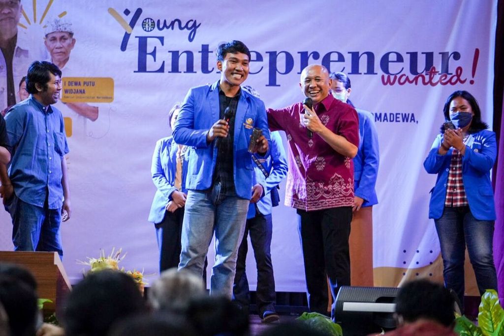 Menteri Koperasi dan UKM Teten Masduki (kedua dari kanan) berdialog dengan mahasiswa di atas panggung dialog seri “Young Entrepreneur Wanted” di Universitas Warmadewa, Denpasar, Bali, Selasa (9/8/2022), 