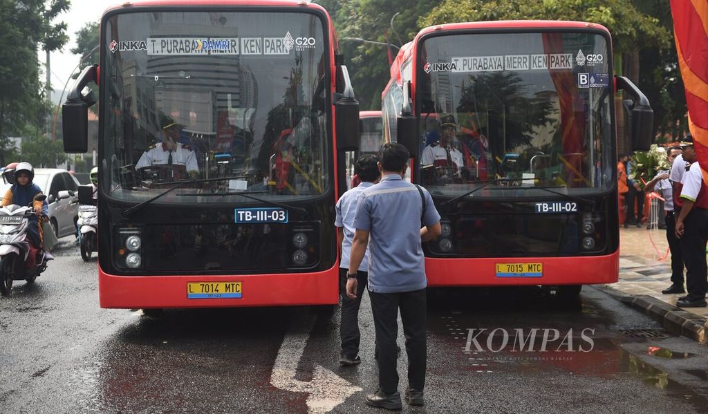 Petugas mengatur poisi parkir bus listrik saat Peluncuran Gerakan Nasional Kembali ke Angkutan Umum dan Launching Koridor 3 BTS Trans Semanggi Bus Listrik di Balai Pemuda, Kota Surabaya, Jawa Timur, Selasa (20/12/2022).