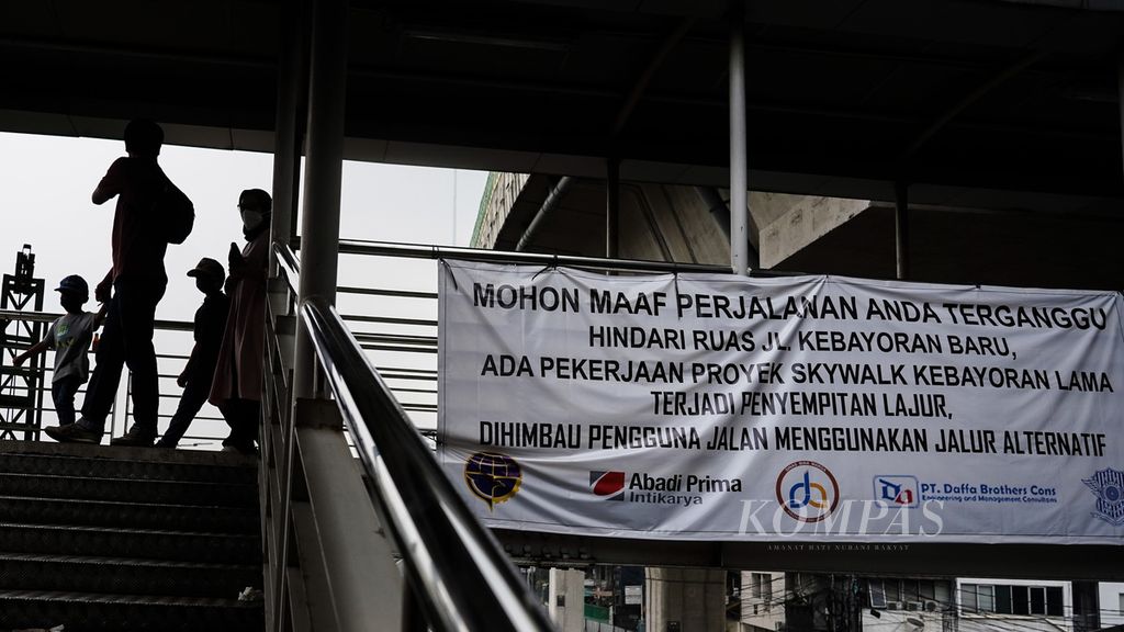 Spanduk pengumuman adanya proyek <i>skywalk </i>di sekitar halte Transjakarta Velbak, Kebayoran Baru, Jakarta Selatan, Sabtu (2/7/2022). 