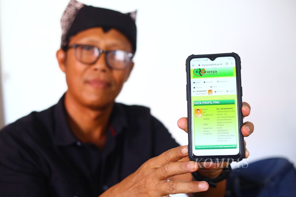 Staf Humas Banyuwangi Tri Karyanto menunjukkan aplikasi E-Kinerja yang dikembangkan Pemerintah Kabupaten Banyuwangi. Penerapan inovasi digunakan untuk meningkatkan kinerja dan kesejahteraan masyarakat.