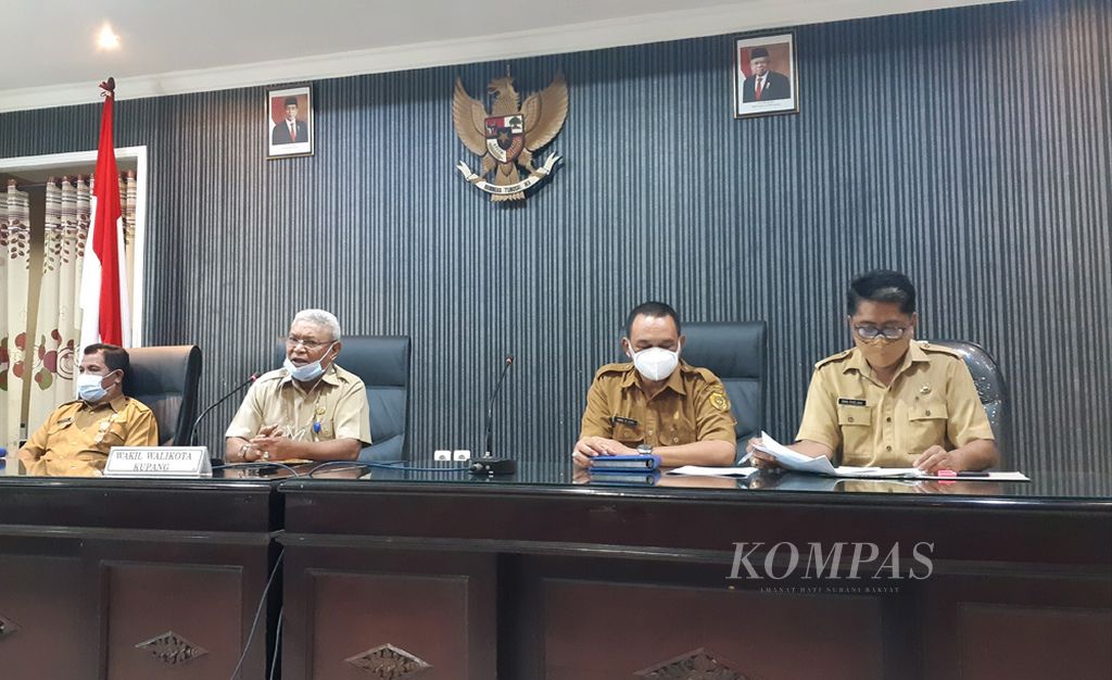 Wakil Wali Kota Kupang Hermanus Man (kedua dari kiri) saat mengumumkan Pelaksanaan Pembatasan Kegiatan Masyarakat Level IV di Kota Kupang, NTT, pada Senin (26/7/2021).