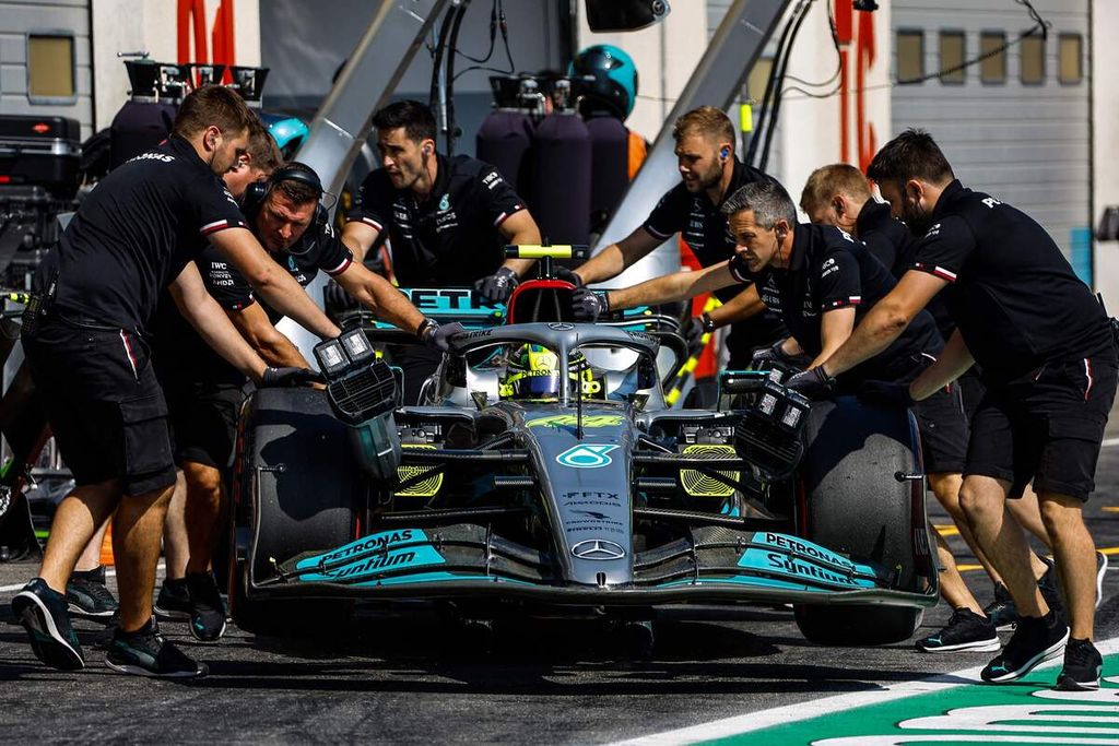 Mobil Mercedes W13 yang dikemudikan Lewis Hamilton didorong oleh kru tim Mercedes di pit di sela-sela sesi kualifikasi Grand Prix Formula 1 Perancis di Sirkuit Paul Ricard, Le Castellet, Perancis, Sabtu (23/7/2022).