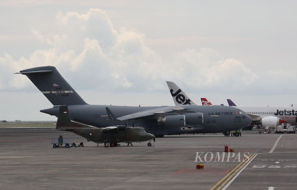 Pesawat Boeing C-17 Globemaster III milik Angkatan Udara Amerika Serikat diparkir di Bandara Internasional Ngurah Rai, Bali, Rabu (9/11/2022). Pesawat itu digunakan untuk mengangkut berbagai logistik delegasi Amerika Serikat yang datang ke KTT G20 di Bali.