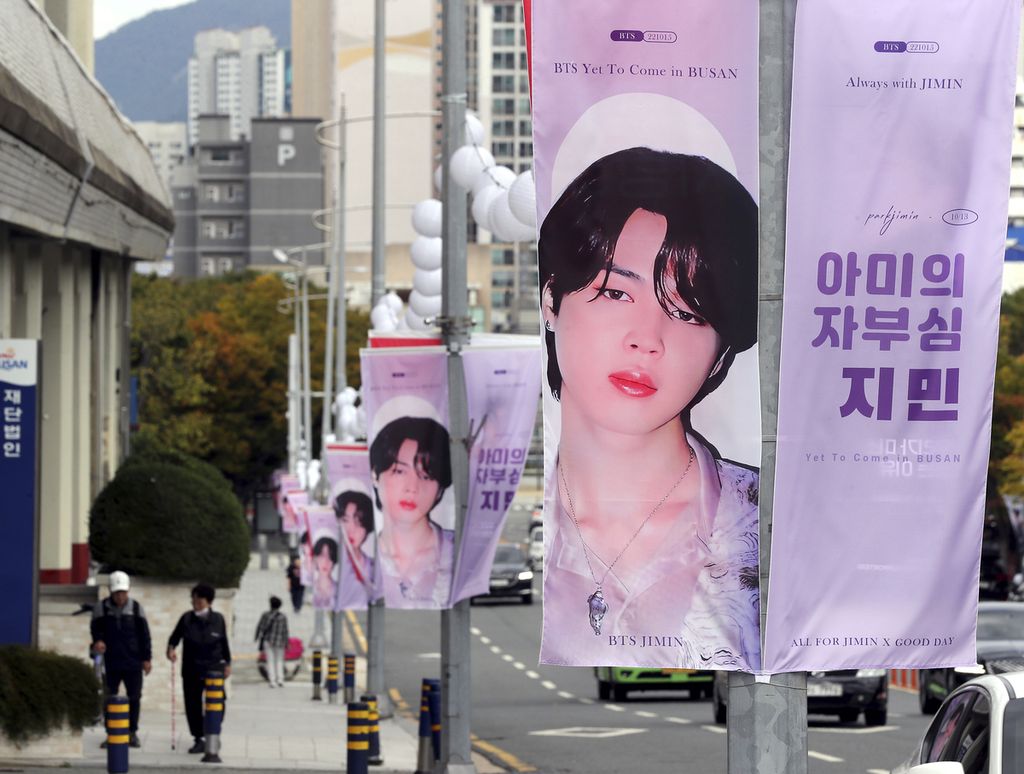 Umbul-umbul bergambar wajah Jimin, anggota kelompok musik BTS dari Korea Selatan, berkibar di sepanjang jalan menuju Stadion Utama Busan Asiad, Korsel, Rabu (12/10/2022). Budaya populer Korsel sangat digemari di negara-negara anggota ASEAN. 