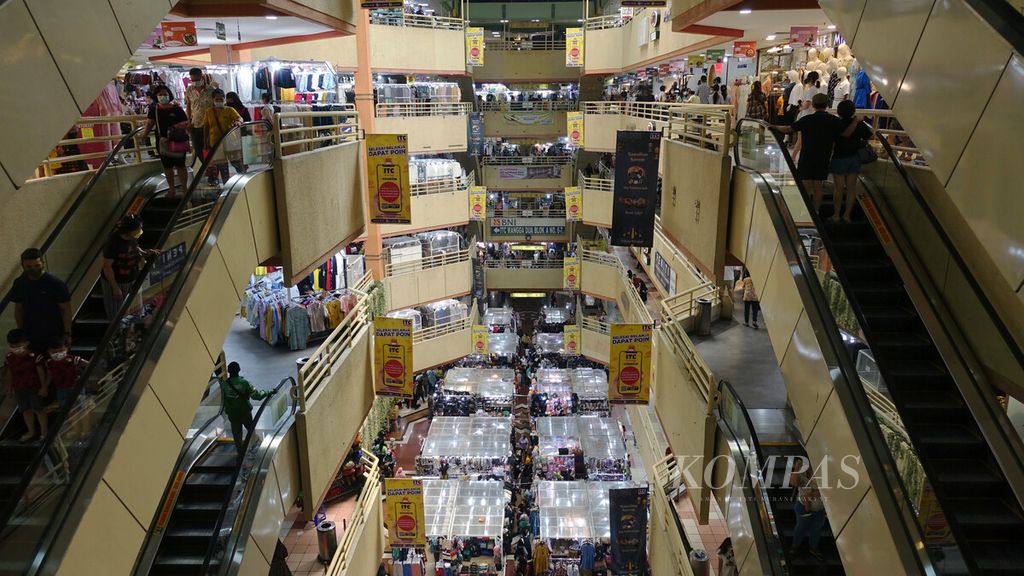 Aktivitas pusat perbelanjaan pakaian di ITC Mangga Dua, Jakarta Utara, Sabtu (17/4/2021). Pemberian tunjangan hari raya dan gaji ke-13 untuk semua pegawai negara dinilai bakal mendorong konsumsi dan memengaruhi pertumbuhan ekonomi pada triwulan II-2022. 