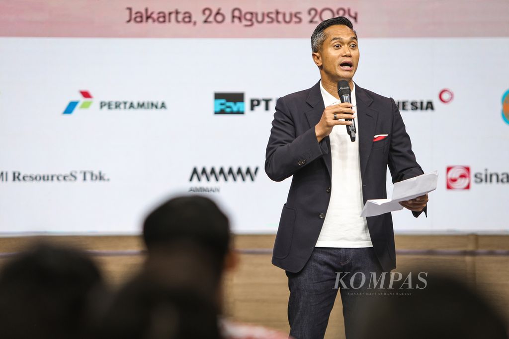 Chef de Mission Paris 2024 Anindya N Bakrie menyampaikan sambutan dalam acara malam apresiasi untuk atlet dan pelatih peraih medali Olimpiade Paris 2024 di Jakarta, Senin (26/8/2024). Sinergi Kelompok Usaha Indonesia memberikan hadiah berupa uang pembinaan kepada Veddriq Leonardo, Rizki Juniansyah, Gregoria Mariska Tunjung, beserta pelatih masing-masing.