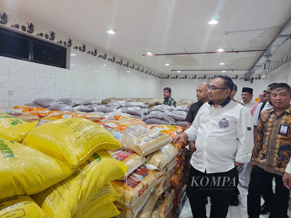 Menteri Agama Yaqut Cholil Quomas mengecek 70 ton bumbu khas nusantara yang didatangkan ke Mekkah, Arab Saudi, untuk makanan jemaah haji Indonesia 2024, Selasa (7/5/2024).
