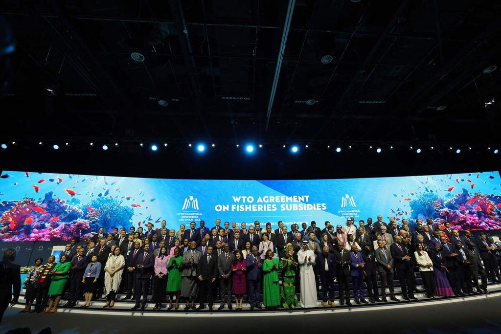 Delegasi dari sejumlah negara berfoto bersama saat pembahasan sesi Subsidi Perikanan dalam Konferensi Tingkat Menteri Ke-13 Organisasi Perdagangan Dunia (WTO) di Abu Dhabi, Uni Emirat Arab, Senin (26/2/2024).  