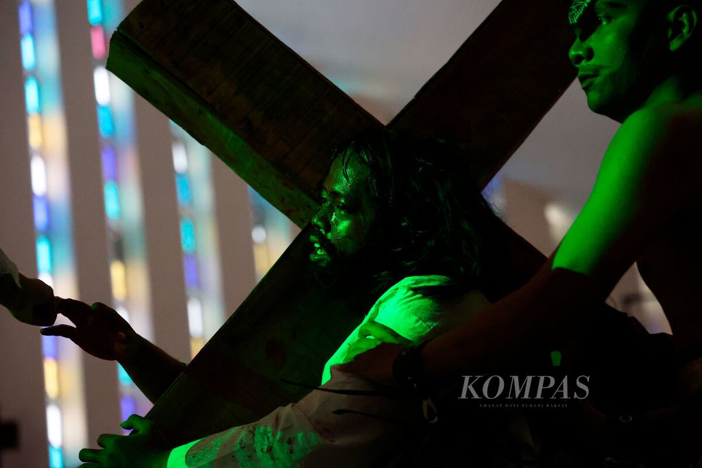 Anak muda yang menghayati perannya sebagai Yesus dalam drama kisah sengsara menuju Golgota pada perayaan Jumat Agung di Gereja Santa Theresia Bongsari, Kota Semarang, Jawa Tengah, Jumat (7/4/2023). 