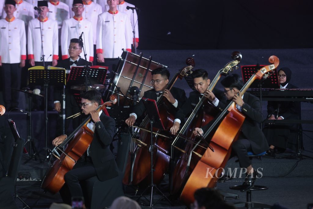 Paduan suara dan orkestra Gita Bahana Nusantara menggelar konser bertajuk 'Menembus Batas' di Taman Fatahillah, Kota Tua, Jakarta, Sabtu (12/8/2023). Konser untuk memeriahkan hari ulang tahun ke-78 kemerdekaan RI itu diikuti 131 peserta paduan suara dan 68 musisi orkestra serta menampilkan 10 lagu. 