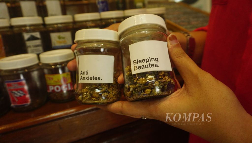 Racikan teh dari kafe teh kekinian bernama Helveatica di Kota Surakarta, Jawa Tengah, Kamis (18/8/2022). 