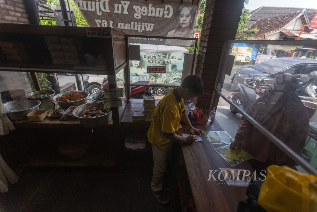 Pembeli mendatangi rumah makan Gudeg Yu Djum di kawasan Wijilan, Yogyakarta, Senin (8/5/2023). Sentra gudeg Wijilan menjadi salah satu kawasan tujuan utama bagi wisatawan yang hendak menyantap makanan khas Yogyakarta tersebut.