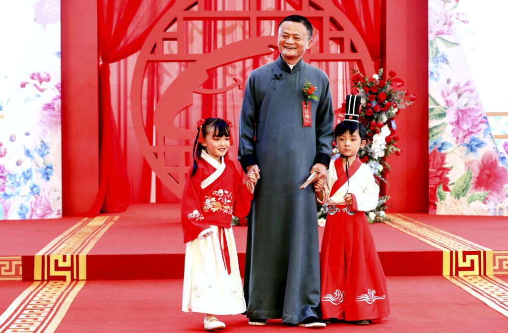 Pendiri dan pemimpin Alibaba, Jack Ma, di sela menjadi saksi bagi 102 pasangan pekerja Alibaba yang menikah pada Mei 2019. Sejak November 2020, keberadaannya menjadi misteri. 