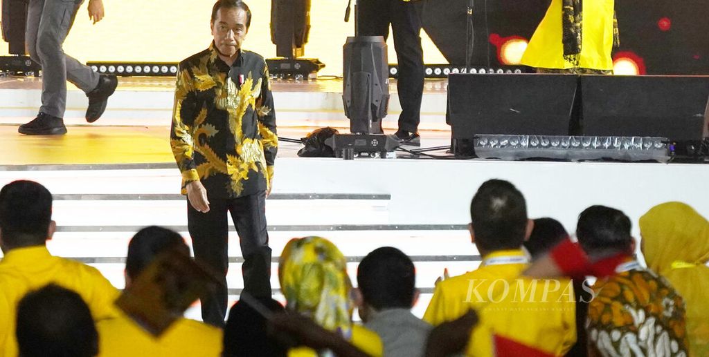 Presiden Joko Widodo turun panggung setelah berpidato dalam Puncak Perayaan HUT Ke-59 Partai Golkar di halaman kantor DPP Partai Golkar, Jakarta, Senin (6/11/2023). 