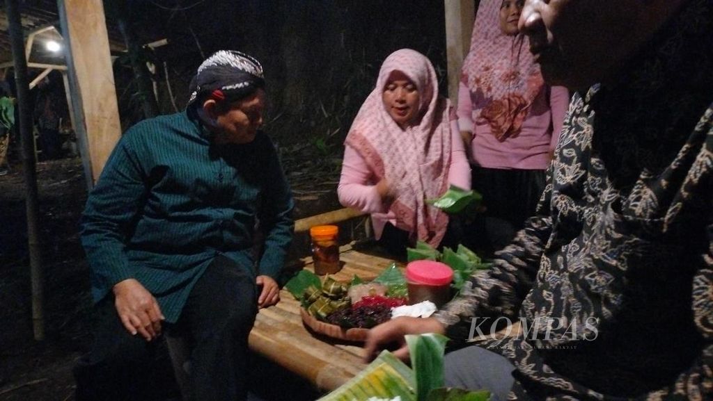 Sejumlah pengunjung mencicipi makanan tradisional yang disajikan warga dalam Festival Kampung Tani di Desa Giritengah, Kecamatan Borobudur, Magelang, Jateng, Sabtu (2/12/2023) malam.