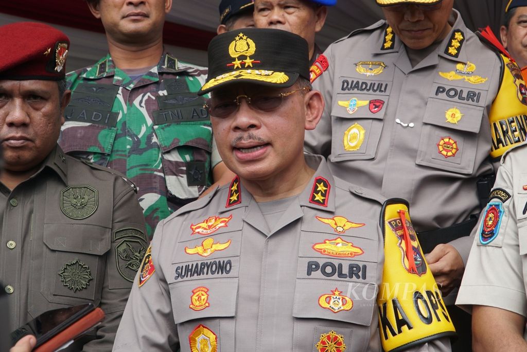 Kepala Polda Sumatera Barat Inspektur Jenderal Suharyono ketika ditemui seusai apel gelar pasukan Operasi Ketupat Singgalang 2023 di lapangan Ruang Terbuka Hijau Imam Bonjol, Kota Padang, Sumatera Barat, Senin (17/4/2023).