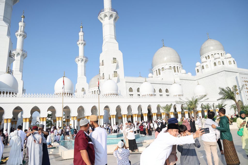Warga menikmati suasana usai melaksanakan shalat Idul Fitri di Masjid Raya Sheikh Zayed, Surakarta, Jawa Tengah, Sabtu (22/4/2023).