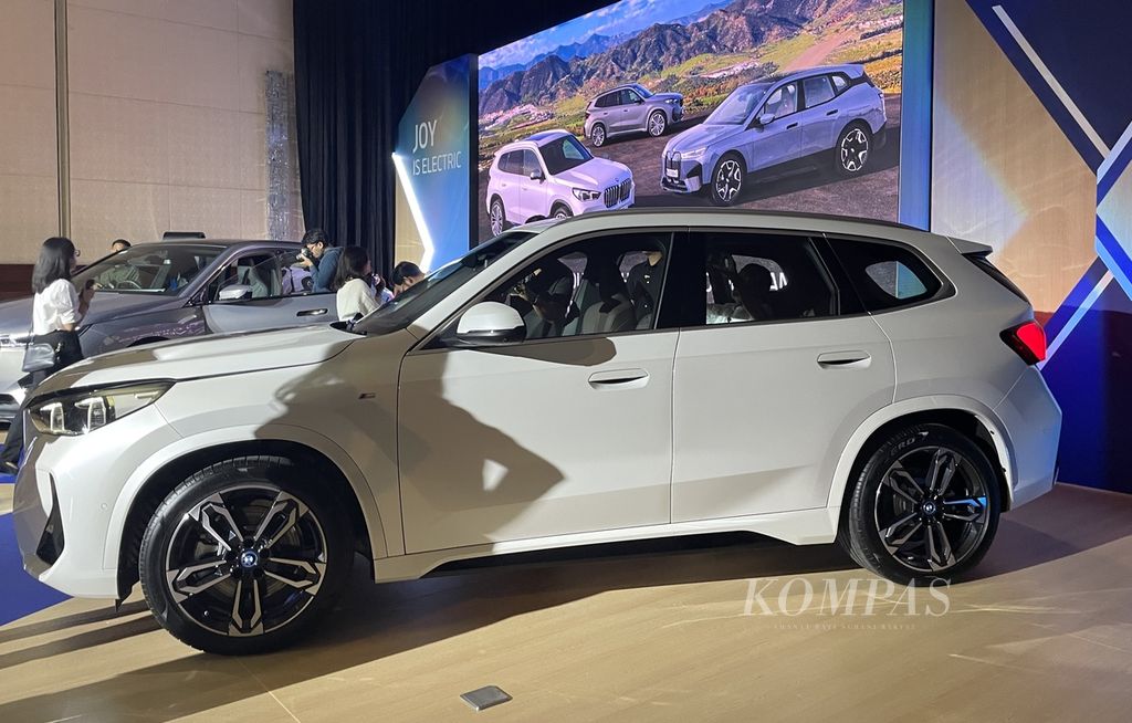 Tampak samping mobil listrik BMW iX1 eDrive 20 tak jauh berbeda dari varian bensinnya, yaitu BMW X1, generasi terbaru dengan kode bodi U11<i>.</i>
