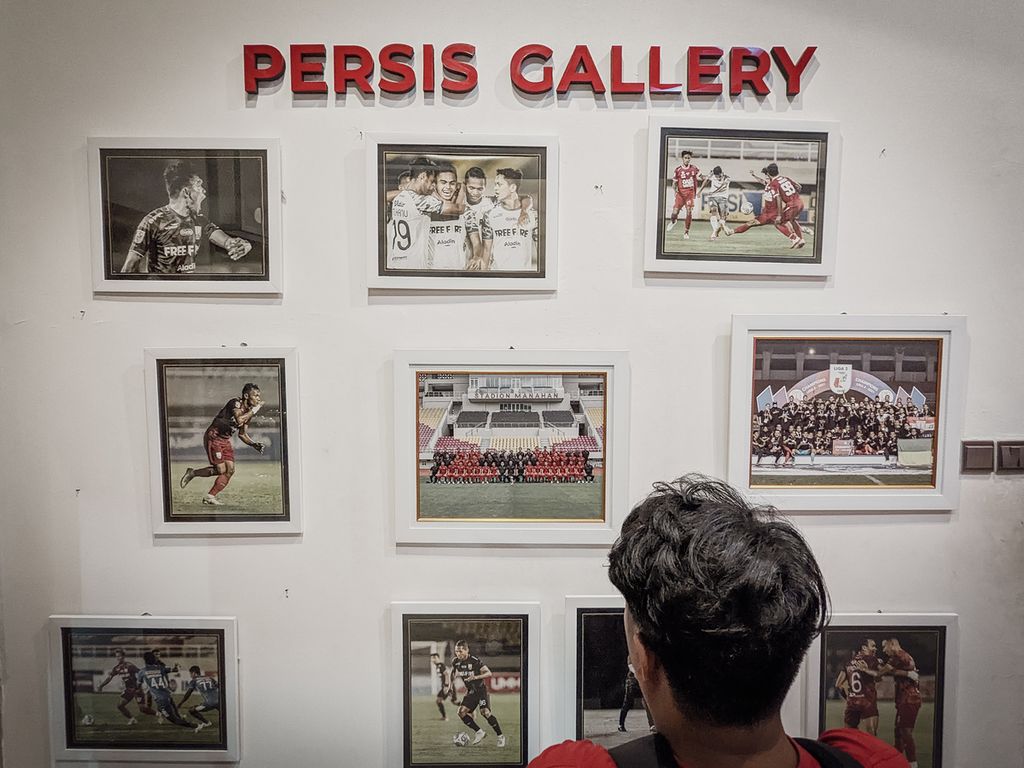 Seorang pengunjung sedang menikmati galeri foto di Persis Store, Surakarta, pada Kamis (6/7/2023). Selain berjualan jersei, Persis Store juga menyajikan cerita dan foto bersejarah klub yang sudah hampir berusia seabad itu.