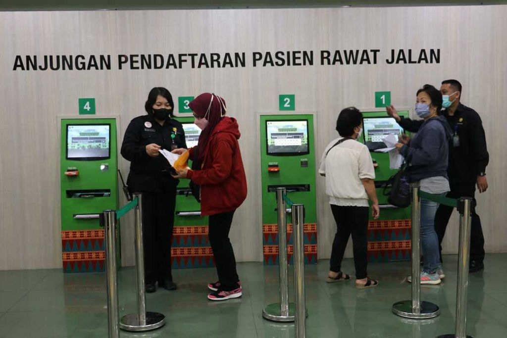 Pelayanan pendaftaran pasien di RSUD Cengkareng, Jakarta Barat, Rabu (3/8/2022).