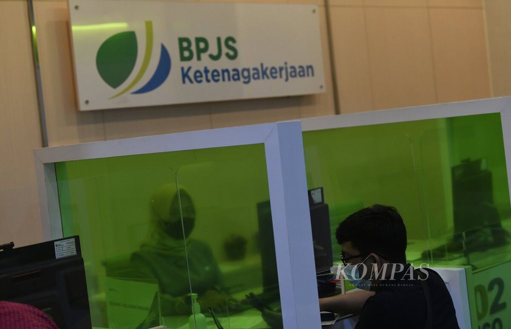 Petugas melayani nasabah yang akan mengurus pencairan Jaminan Hari Tua (JHT) di Kantor BPJS Ketenagakerjaan Kantor Cabang Jakarta Sudirman, Jakarta, Selasa (15/2/2022). Keputusan Pemerintah terkait pencairan dana Jaminan Hari Tua (JHT) masih menuai polemik. Melalui Peraturan Menteri Ketenagakerjaan (Permenaker) RI Nomor 2 Tahun 2022 menetapkan pekerja peserta program JHT yang mengundurkan diri atau pekerja yang terkena PHK baru akan mendapatkan tabungan JHT saat berusia 56 tahun. Hal itu menimbulkan perdebatan dan penolakan terutama dari serikat pekerja yang mengkhawatirkan jika pekerja terkena PHK tidak akan memiliki cukup tabungan meski pemerintah menjanjikan program Jaminan Kehilangan Pekerjaan (JKP). Permenaker No 2 Tahun 2022 memberikan masa transisi hingga tiga bulan sejak peraturan diundangkan pada 4 Februari 2022. Adapun JKP baru akan berlaku pada 22 Februari 2022 sehingga efektivitasnya belum teruji. 