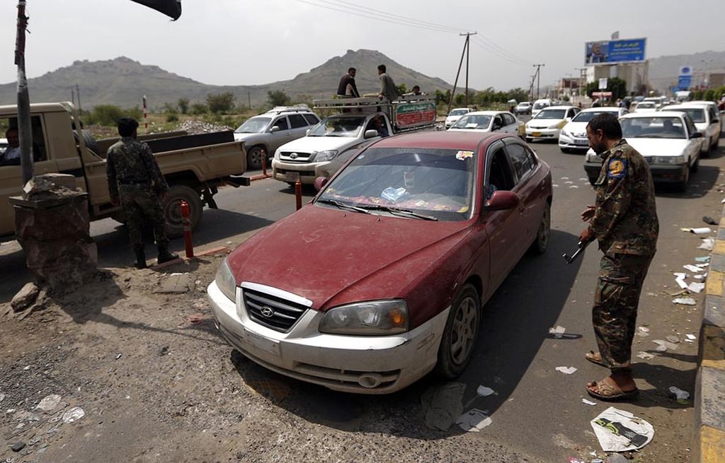 Anggota pasukan Yaman  berjaga-jaga dan memeriksa kendaraan yang melintas di sebuah pos pemeriksaan di ibu kota Sana\'a, Yaman, Senin (21/8). Pengamanan di Sana\'a diperketat menjelang peringatan ulang tahun ke-35 Partai Kongres Rakyat pimpinan mantan Presiden Ali Abdullah Saleh. 