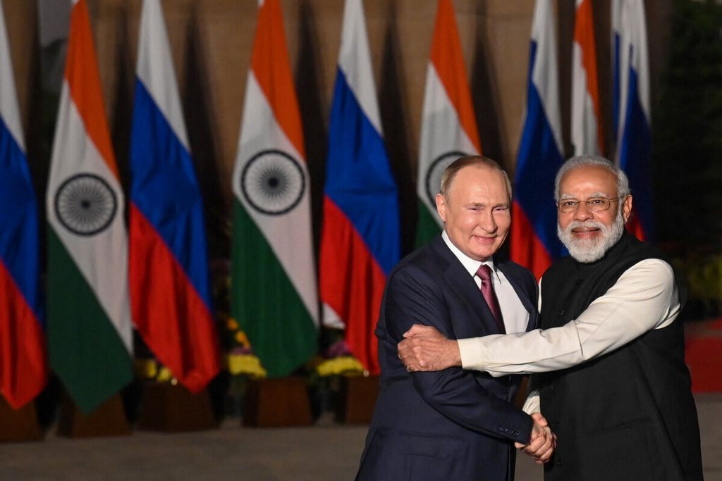 Perdana Menteri India Narendra Modi menyambut Presiden Rusia Vladimir Putin di New Delhi, Desember 2021. Perubahan geopolitik dan geoekonomi akibat serangan Rusia ke Ukraina membuat India menjadi salah satu pihak yang diuntungkan.
