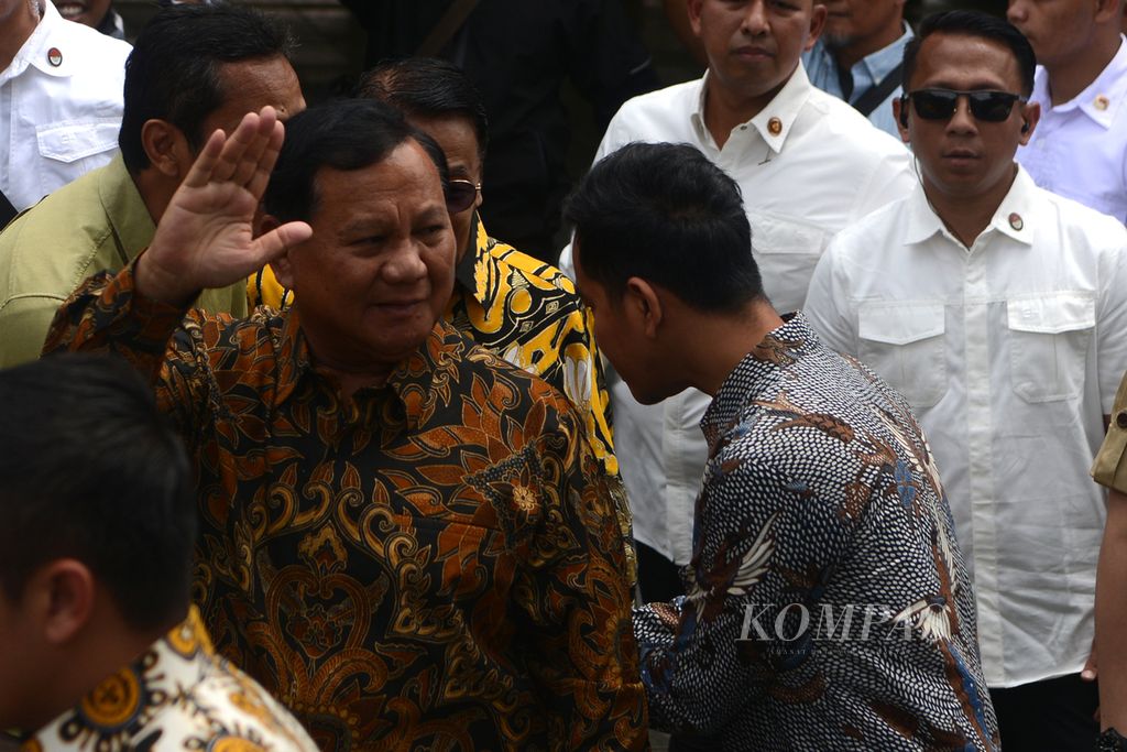 Calon presiden-calon wakil presiden nomor urut 2, Prabowo Subianto (kiri)-Gibran Rakabuming Raka, menyapa pendukungnya saat tiba di kompleks Kepatihan, Yogyakarta, Senin (22/1/2024). 