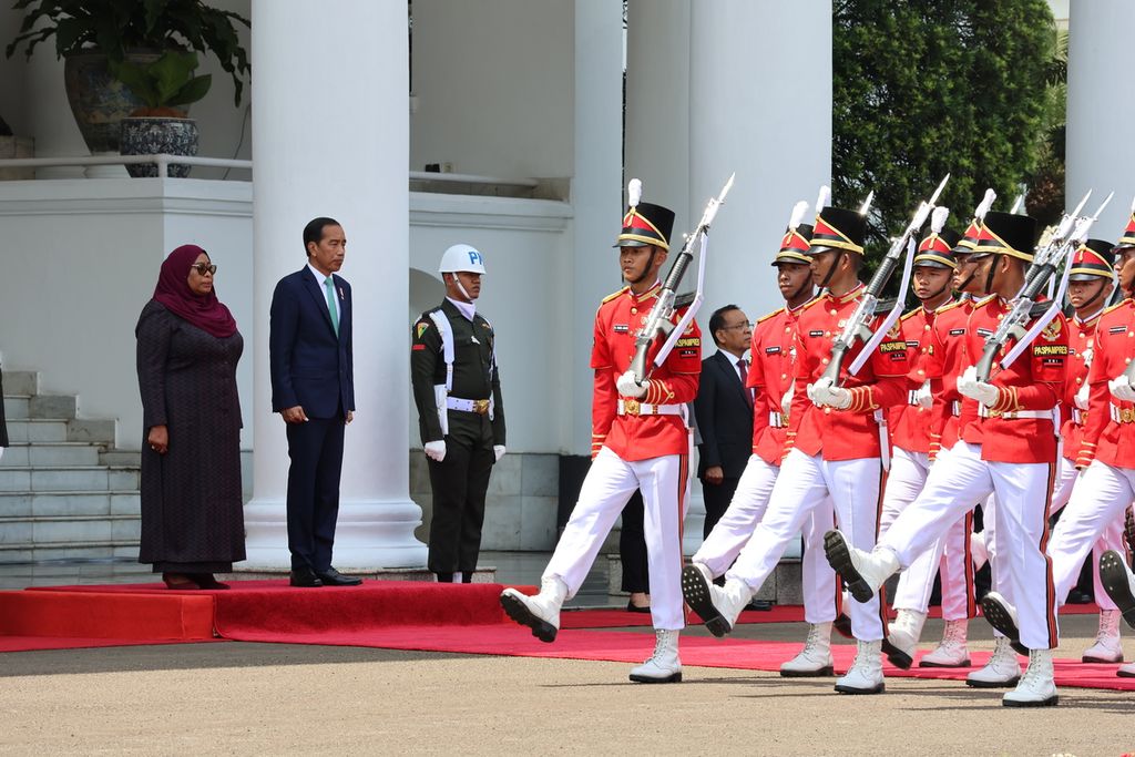 Dalam upacara kenegaraan menyambut Presiden Tanzania Samia Suluhu Hassan di Istana Kepresidenan, Bogor, Kamis (25/1/2024), ditampilkan pula defile empat peleton pasukan dari Pasukan Pengamanan Presiden (Paspampres), TNI AD, TNI AL, TNI AU.
