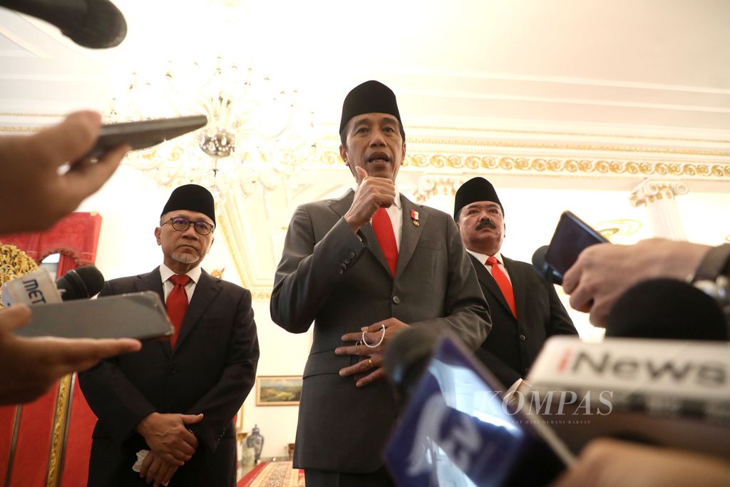 President Joko Widodo accompanied by Minister of Trade Zulkifli Hasan (left) and Minister of Agrarian and Spatial Planning/Deputy Head of the National Land Agency Hadi Tjahjanto (right) speak to reporters after the inauguration of ministers and deputy ministers at the State Palace, Jakarta, Wednesday (15/6/2022).