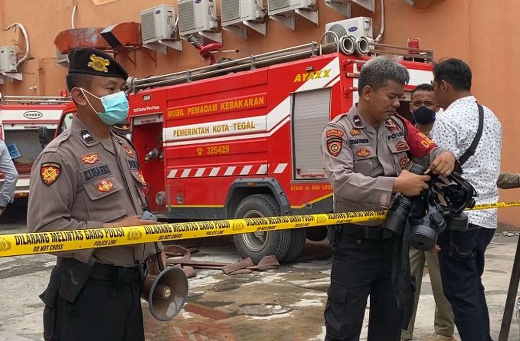 Polisi turut membantu memadamkan api yang melalap sebuah tempat karaoke di Kelurahan Tegalsari, Kecamatan Tegal Barat, Kota Tegal, Jawa Tengah, Senin (15/1/2024). Sebanyak enam orang dilaporkan meninggal dunia dan sembilan lainnya harus dirawat secara intensif akibat kejadian itu.