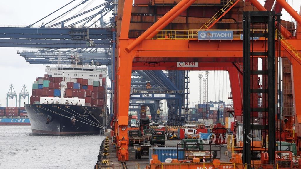Kesibukan aktivitas bongkar muat kontainer di Pelabuhan Tanjung Priok, Jakarta Utara, Senin (14/1/2019). Pelabuhan Tanjung Priok yang dikelola oleh Pelindo II ini setidaknya melayani 300.000 peti kemas per bulan.