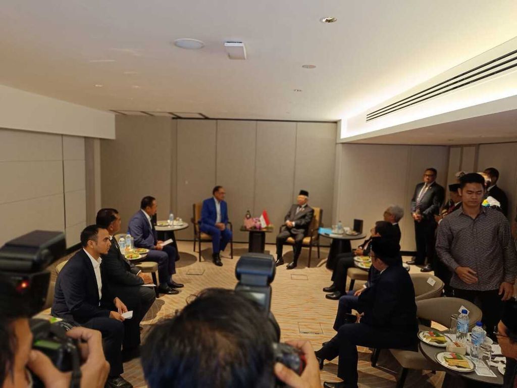 Wakil Presiden Ma'ruf Amin, Selasa (27/11/2023), bersama PM Malaysia Anwar Ibrahim sebelum menghadiri Global Muslim Business Forum 2023 di Borneo Convention Centre, Kuching, Sarawak, Malaysia.
