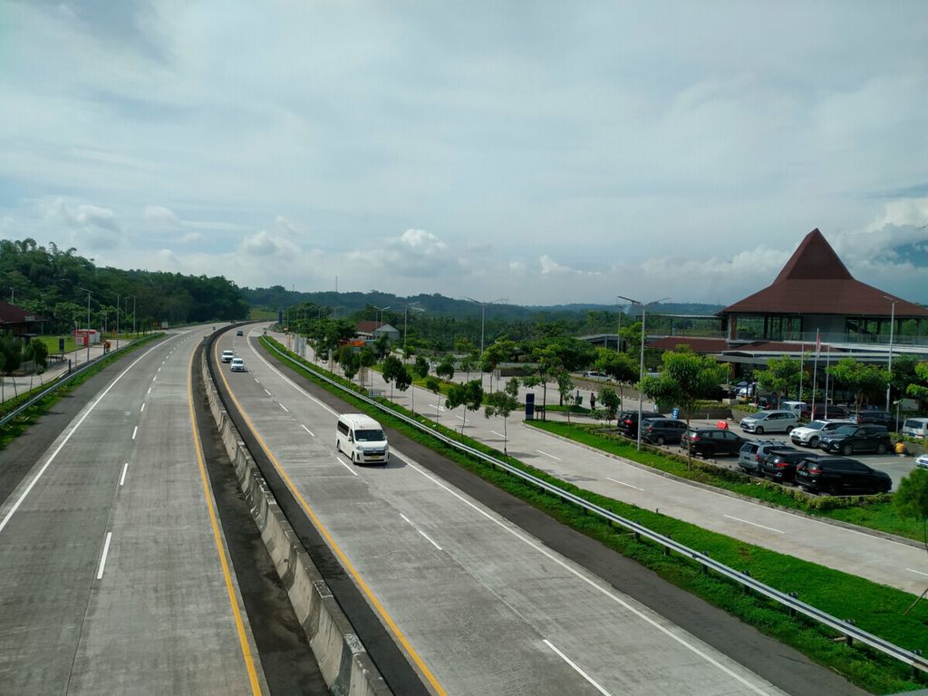 Kendaraan melintasi Jalan Tol Salatiga-Bawen di Pendopo Kilometer 456, Salatiga, Jawa Tengah, Rabu (15/12/2021). Lokasi tersebut sebagai tempat istirahat dengan fasilitas lengkap dari kuliner hingga pusat perbelanjaan bagi pengendara yang melintasi jalan tol.