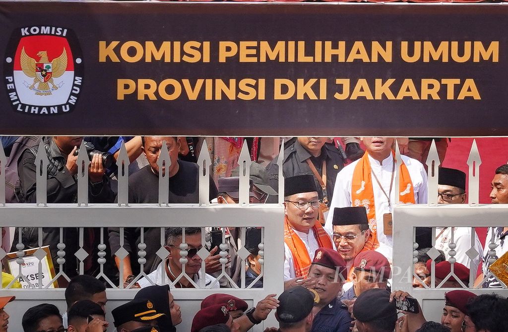 Pasangan bakal calon Ridwan Kamil-Suswono tiba di kantor KPU Provinsi DKI Jakarta, Jalan Salemba Raya, Jakarta Pusat, untuk mendaftar Pilkada Jakarta 2024, Rabu (28/8/2024). Pasangan Ridwan Kamil-Suswono ini diusung koalisi 12 partai politik untuk Pilkada DKI 2024. Rombongan Ridwan-Suswono ini menjadi bakal calon kedua yang datang mendaftar ke KPU DKI. Rombongan ini datang dengan diiringi pendukungnya dengan atribut parpol masing-masing.